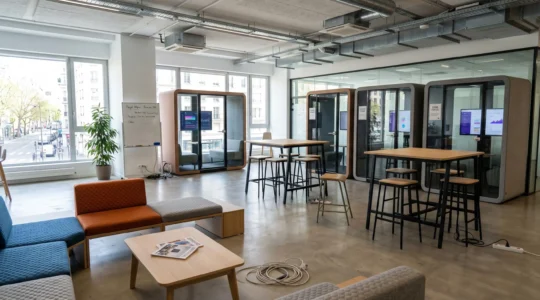 Vue aérienne d'un plan architectural abstrait montrant trois zones géométriques distinctes interconnectées par des lignes de flux, symbolisant différentes configurations de bureaux collaboratifs